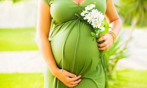 бременна жена с разширени вени на краката